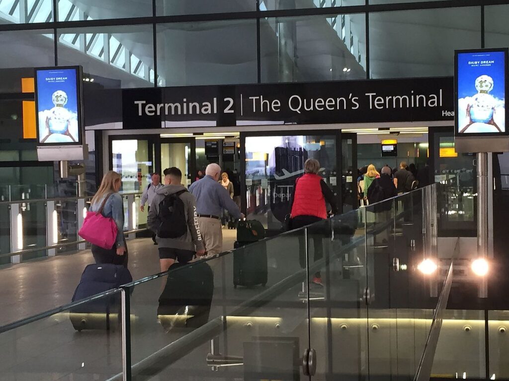 Cheap taxi to Heathrow Terminal 2